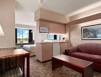 Hotel Microtel And Lafayette